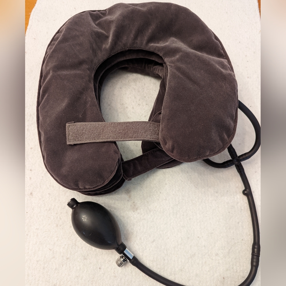 Cervical inflatable neck traction device